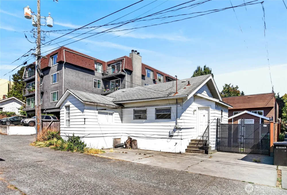 5639 California Avenue SW Seattle, WA 98136
