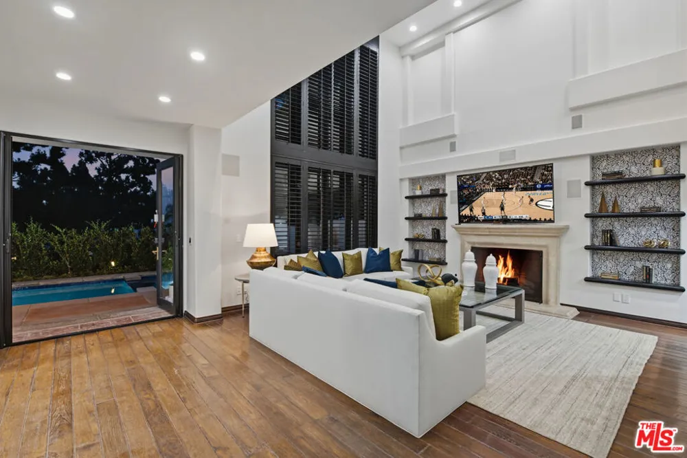 12639 Promontory Road Los Angeles, CA 90049