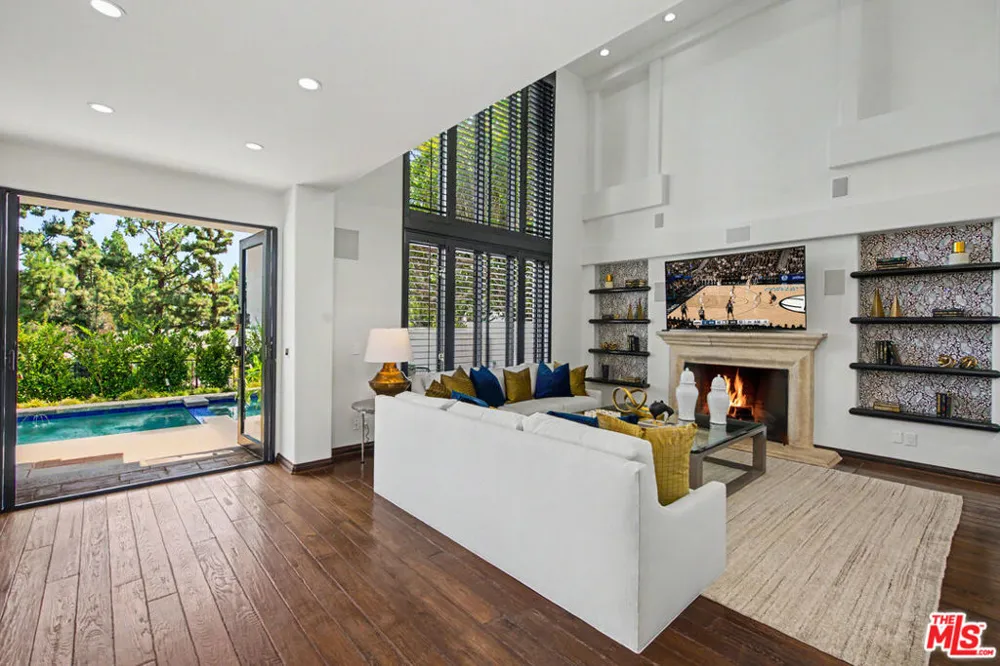 12639 Promontory Road Los Angeles, CA 90049