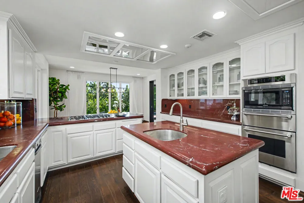 12639 Promontory Road Los Angeles, CA 90049