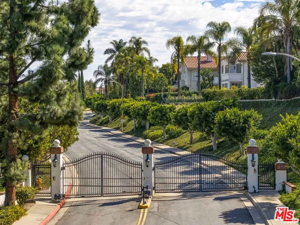 12639 Promontory Road Los Angeles, CA 90049