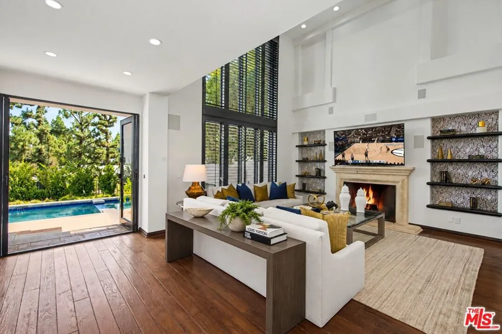 12639 Promontory Road Los Angeles, CA 90049