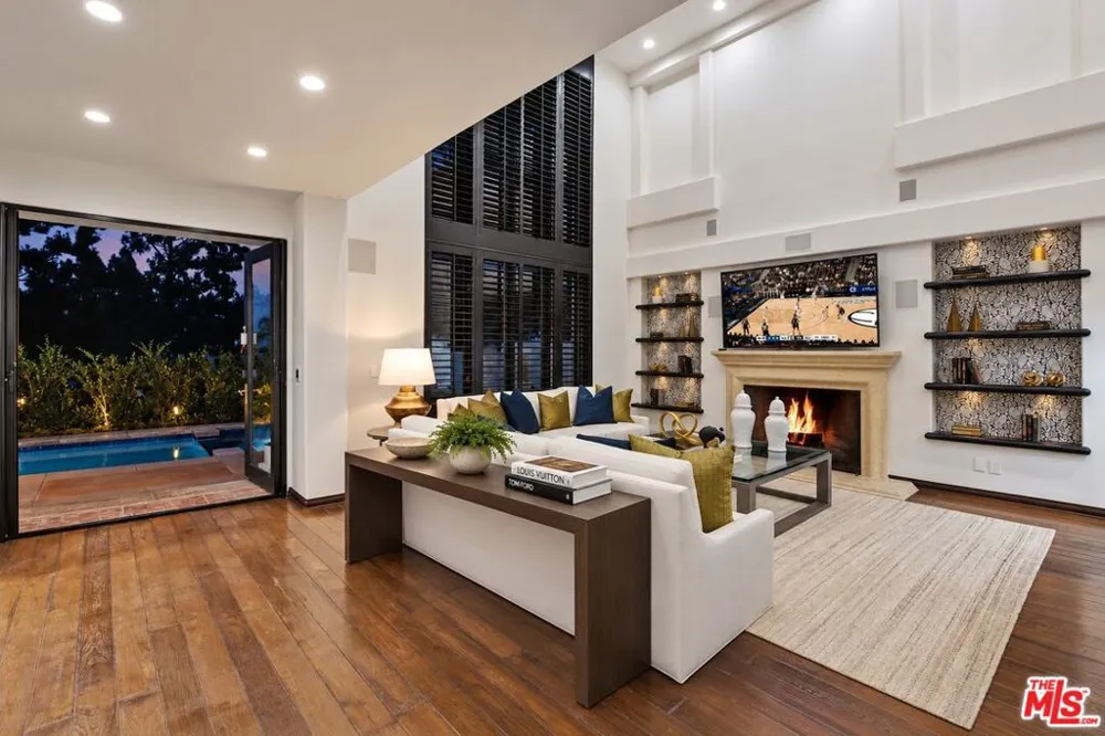 12639 Promontory Road Los Angeles, CA 90049