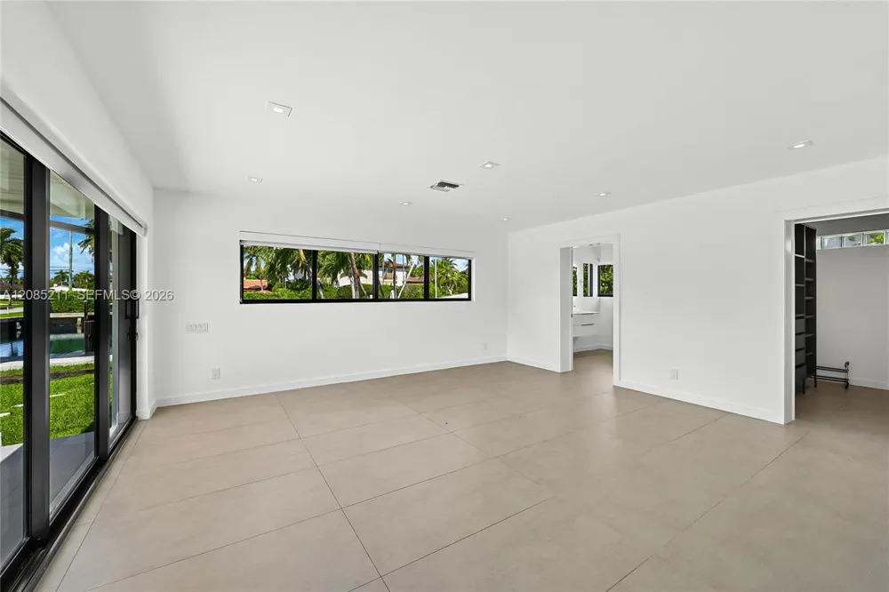 536 Hibiscus Dr #. Hallandale Beach, FL 33009