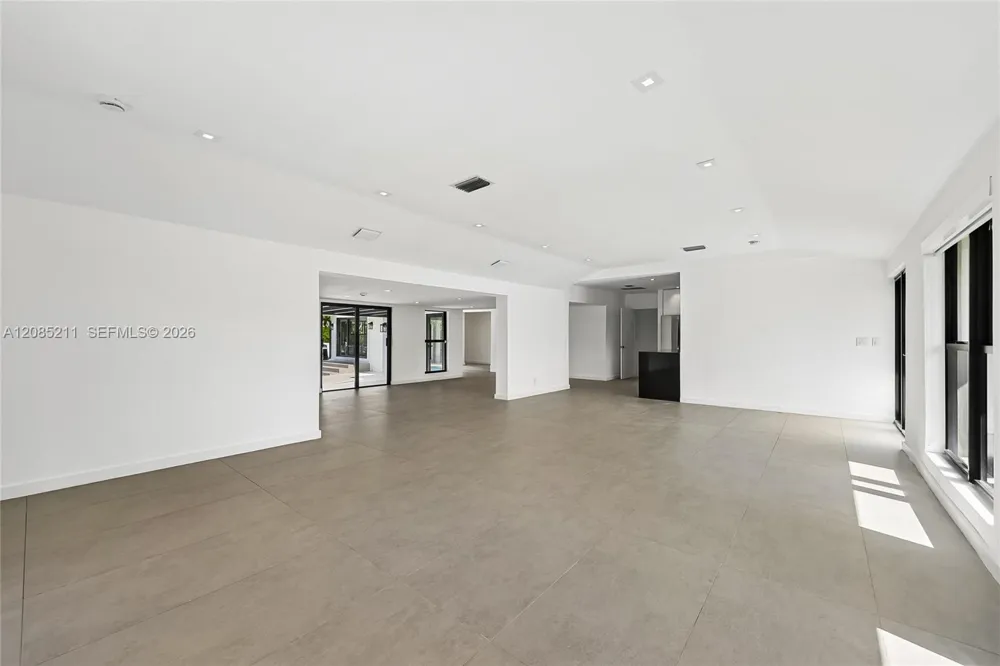536 Hibiscus Dr #. Hallandale Beach, FL 33009