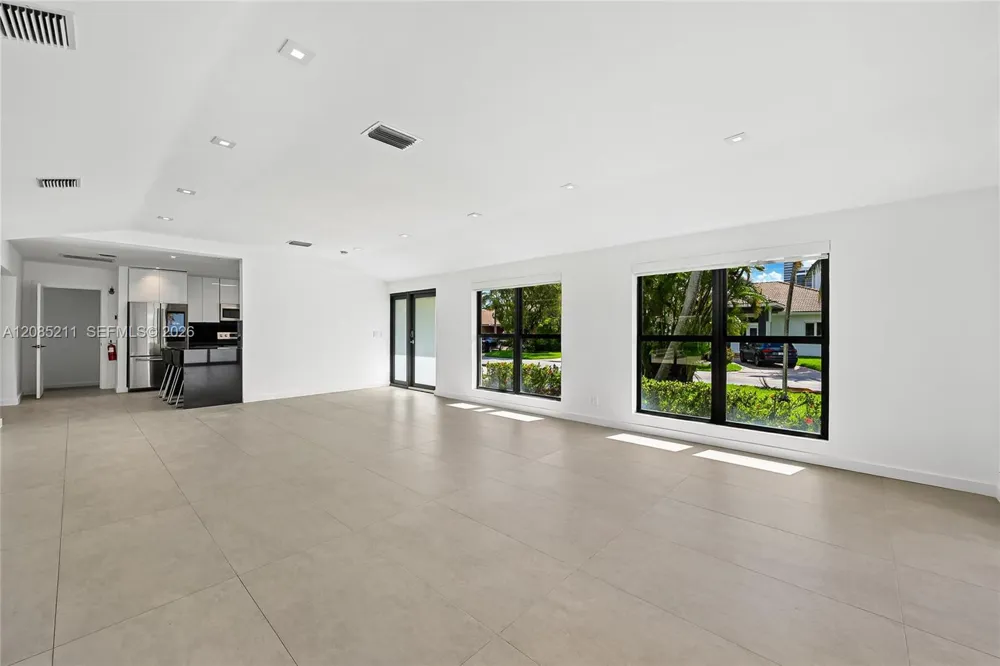 536 Hibiscus Dr #. Hallandale Beach, FL 33009