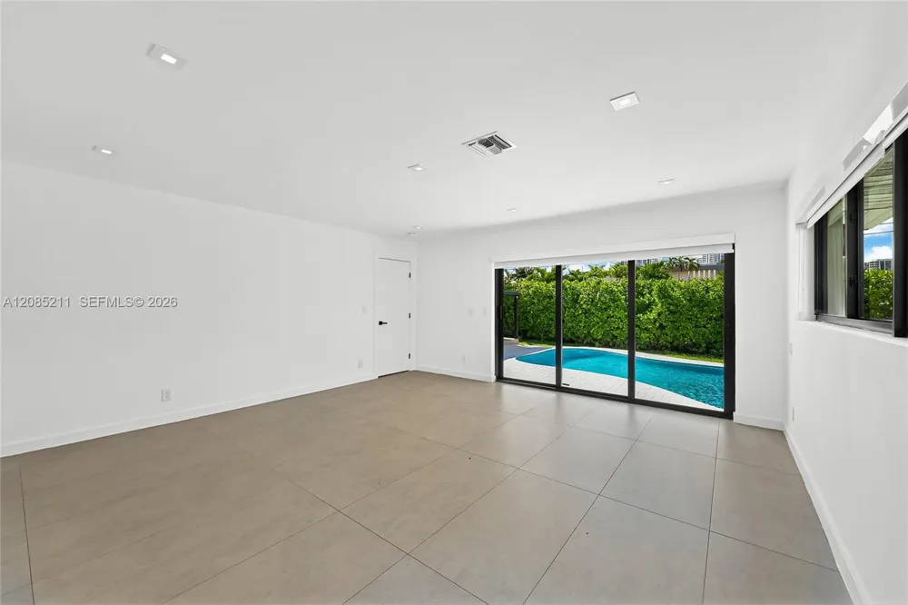 536 Hibiscus Dr #. Hallandale Beach, FL 33009