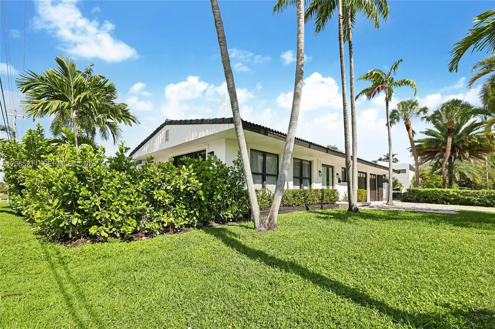 536 Hibiscus Dr #. Hallandale Beach, FL 33009