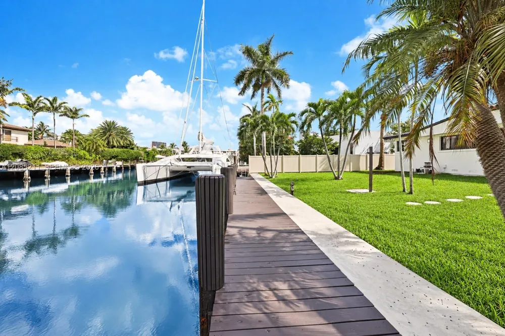 536 Hibiscus Dr #. Hallandale Beach, FL 33009