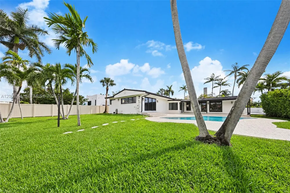 536 Hibiscus Dr #. Hallandale Beach, FL 33009