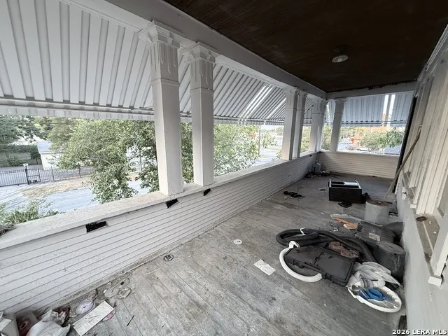 305 W POPLAR ST San Antonio, TX 78212