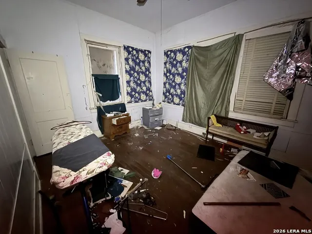 305 W POPLAR ST San Antonio, TX 78212
