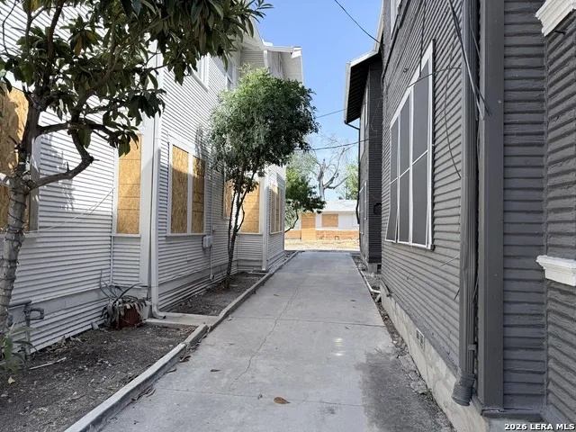 305 W POPLAR ST San Antonio, TX 78212