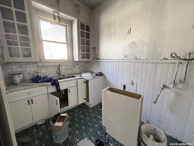 305 W POPLAR ST San Antonio, TX 78212