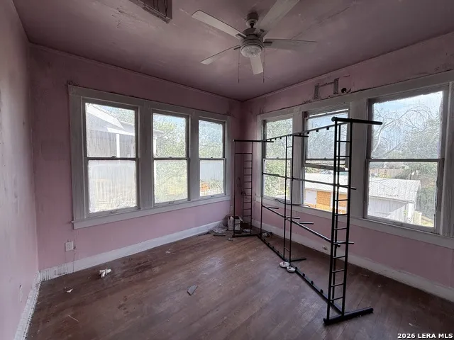 305 W POPLAR ST San Antonio, TX 78212