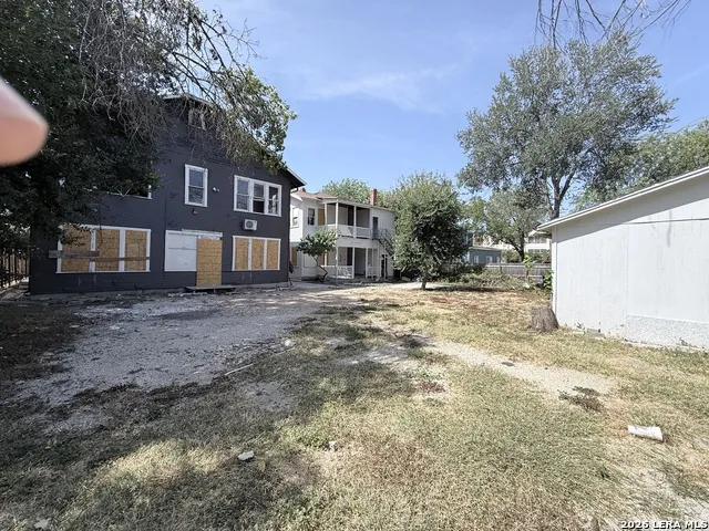 305 W POPLAR ST San Antonio, TX 78212