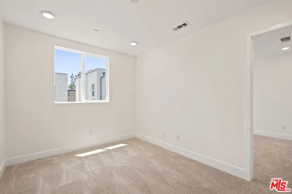 5262 Rainier Way Valley Village, CA 91607