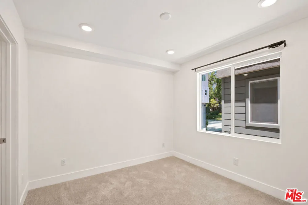 5262 Rainier Way Valley Village, CA 91607