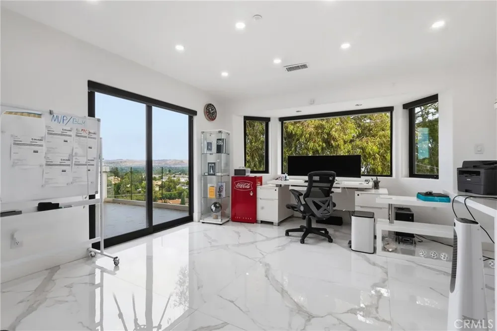 5252 Darro Road Woodland Hills, CA 91364