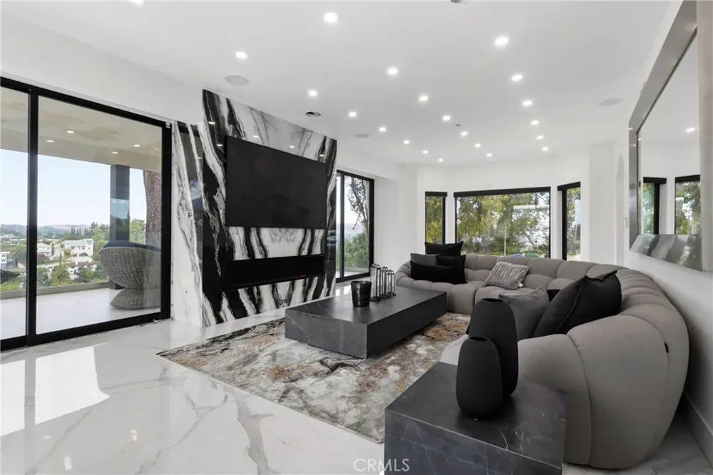 5252 Darro Road Woodland Hills, CA 91364