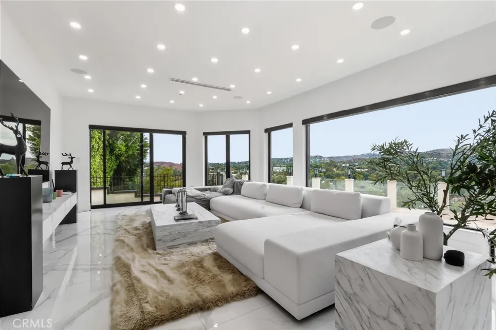 5252 Darro Road Woodland Hills, CA 91364