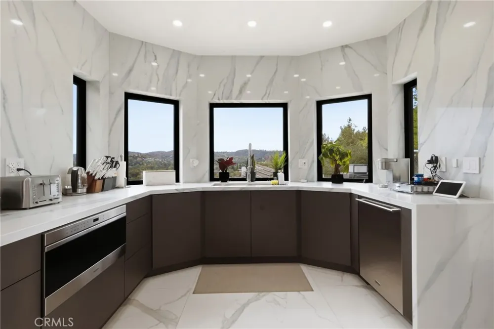 5252 Darro Road Woodland Hills, CA 91364