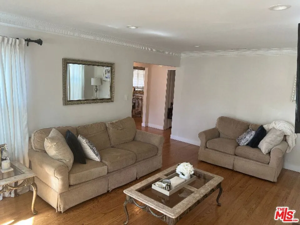 3713 Buckingham Road Los Angeles, CA 90016