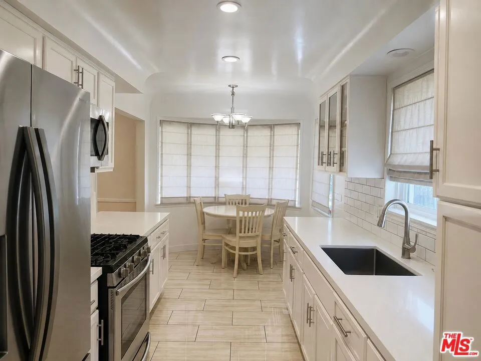 3713 Buckingham Road Los Angeles, CA 90016