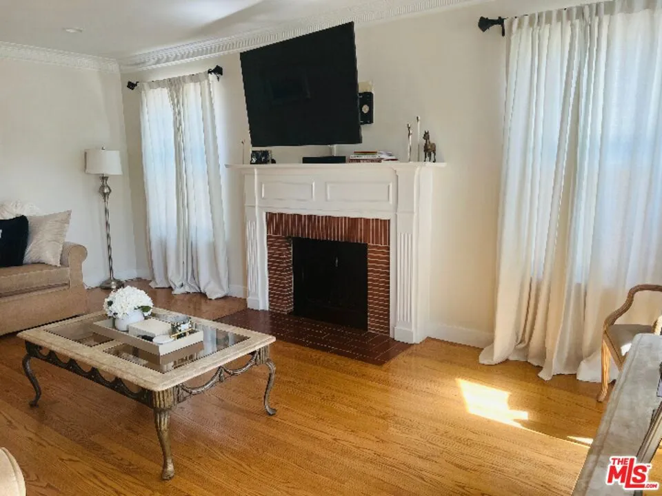 3713 Buckingham Road Los Angeles, CA 90016