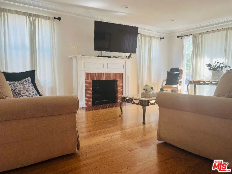 3713 Buckingham Road Los Angeles, CA 90016