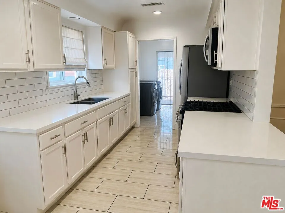 3713 Buckingham Road Los Angeles, CA 90016