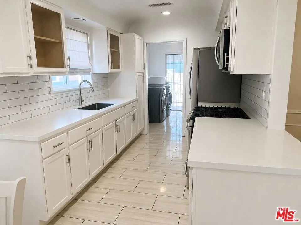 3713 Buckingham Road Los Angeles, CA 90016