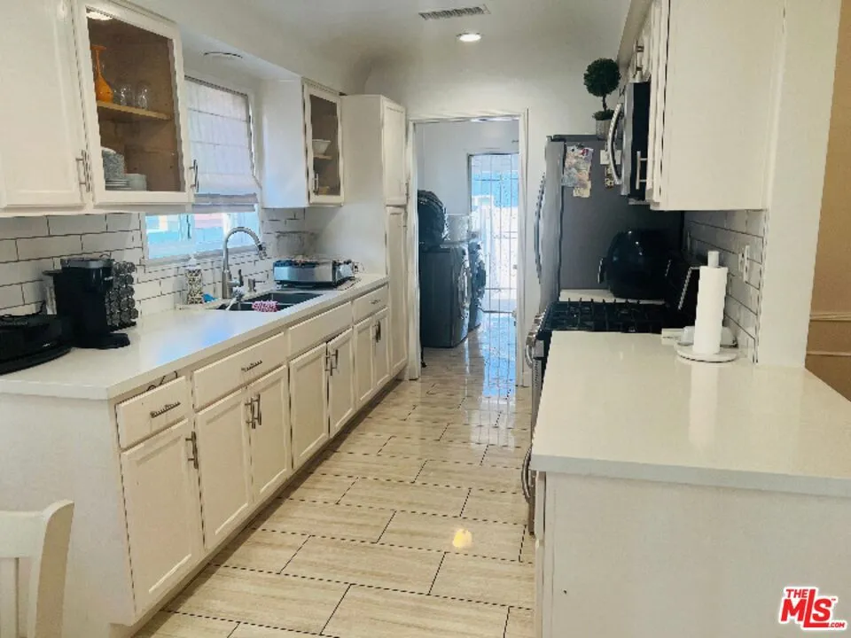 3713 Buckingham Road Los Angeles, CA 90016