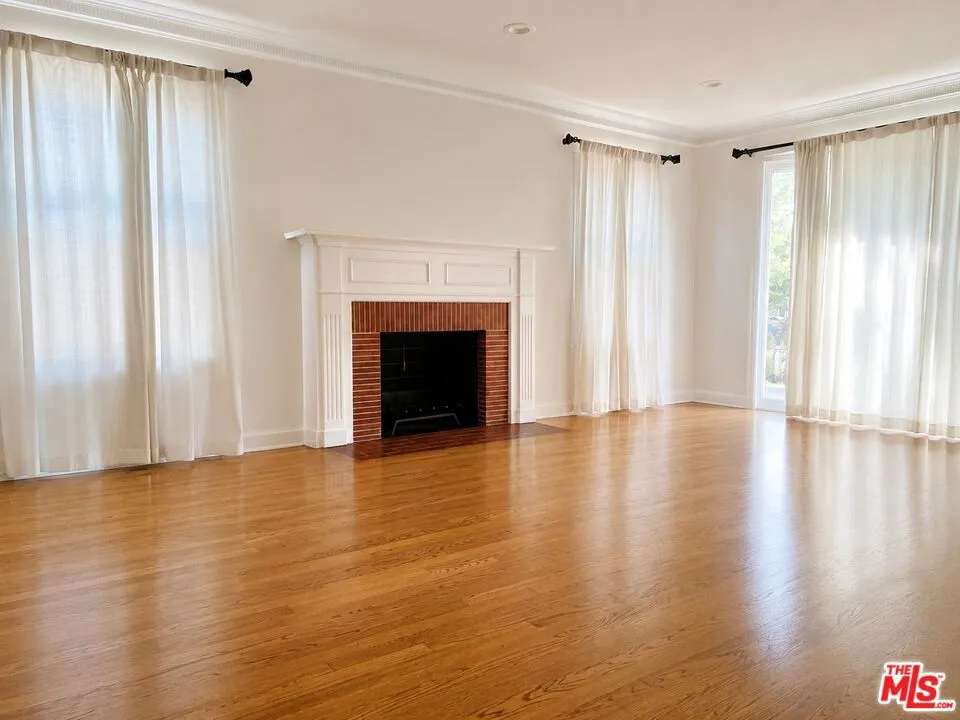 3713 Buckingham Road Los Angeles, CA 90016