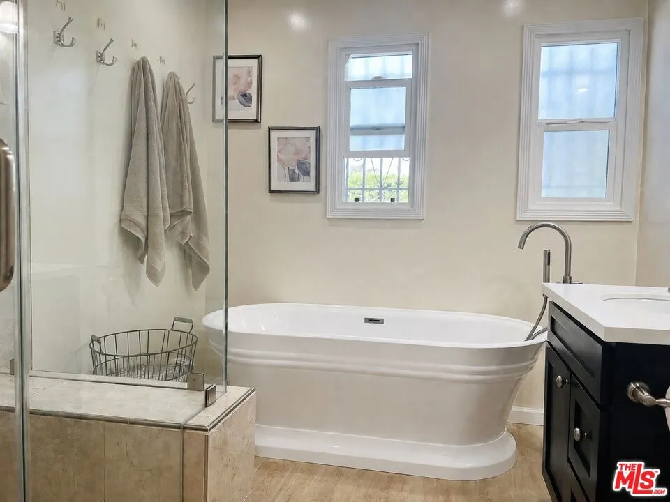 3713 Buckingham Road Los Angeles, CA 90016