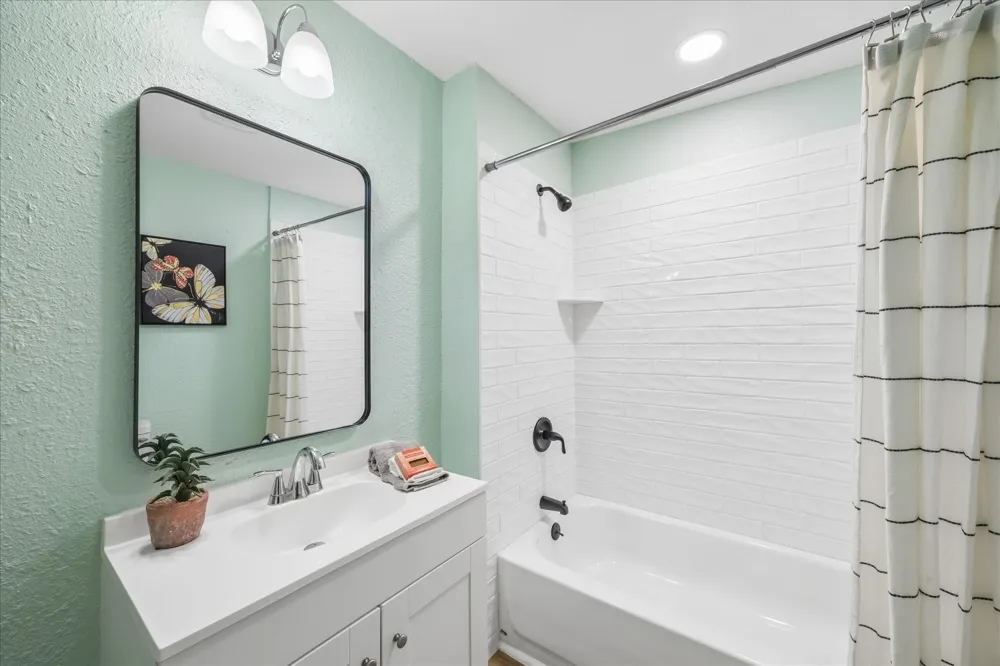 5122 Avenue L Santa Fe, TX 77510