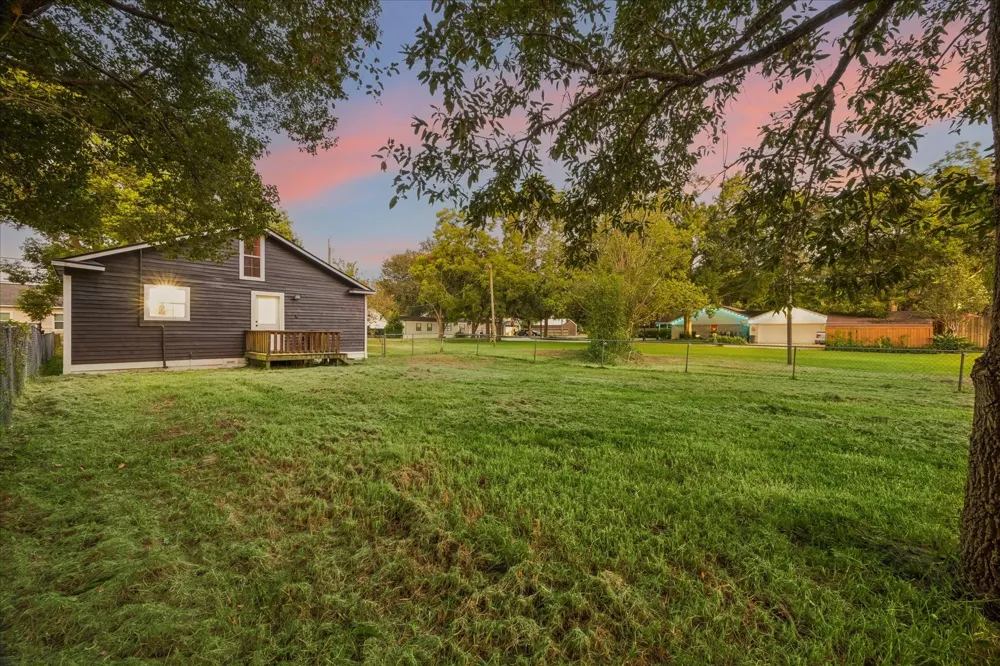 5122 Avenue L Santa Fe, TX 77510