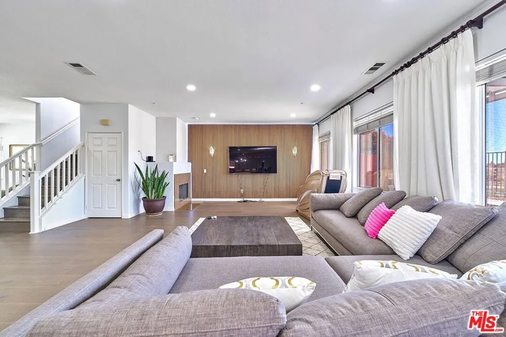 13033 Mesa Verde Way Los Angeles, CA 91342