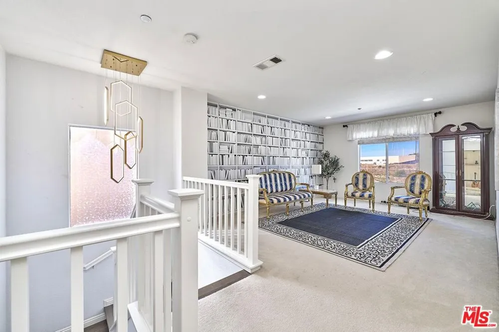 13033 Mesa Verde Way Los Angeles, CA 91342