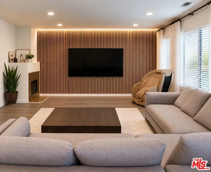 13033 Mesa Verde Way Los Angeles, CA 91342