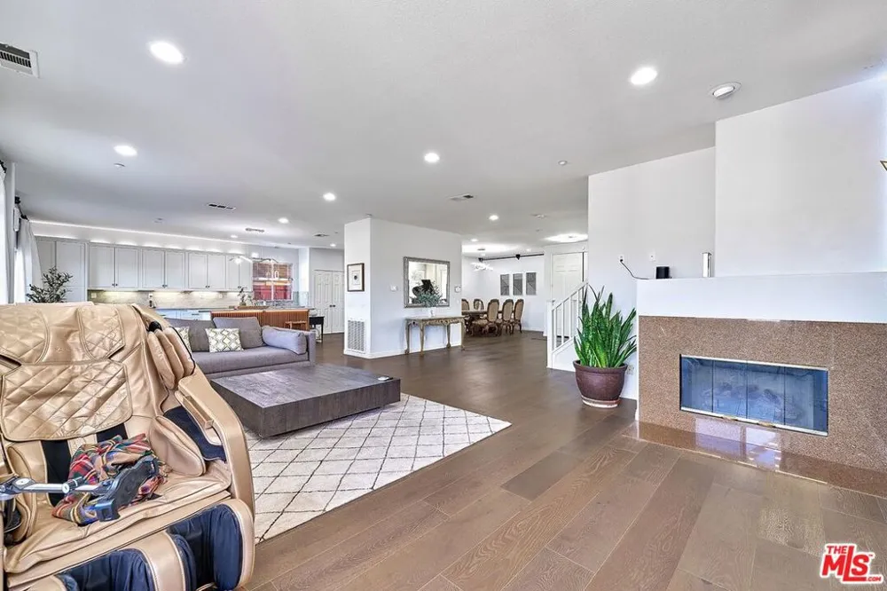 13033 Mesa Verde Way Los Angeles, CA 91342