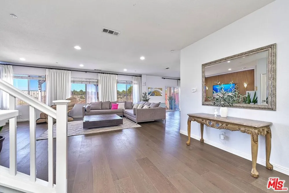 13033 Mesa Verde Way Los Angeles, CA 91342