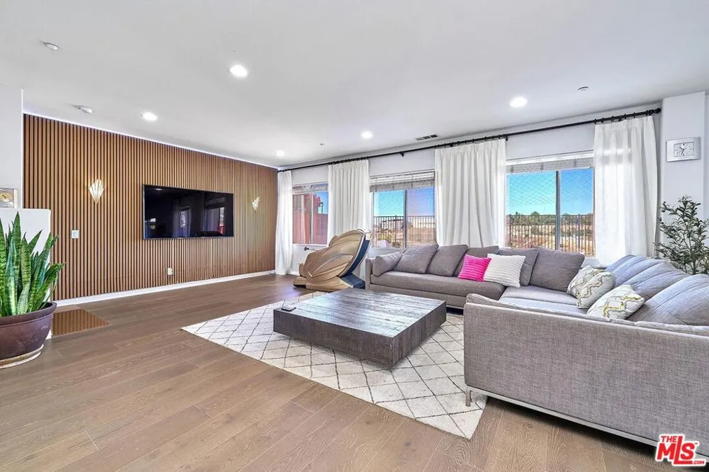 13033 Mesa Verde Way Los Angeles, CA 91342