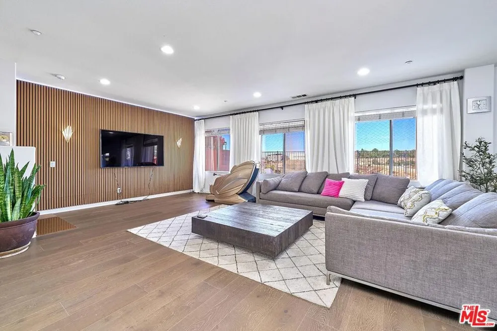13033 Mesa Verde Way Los Angeles, CA 91342