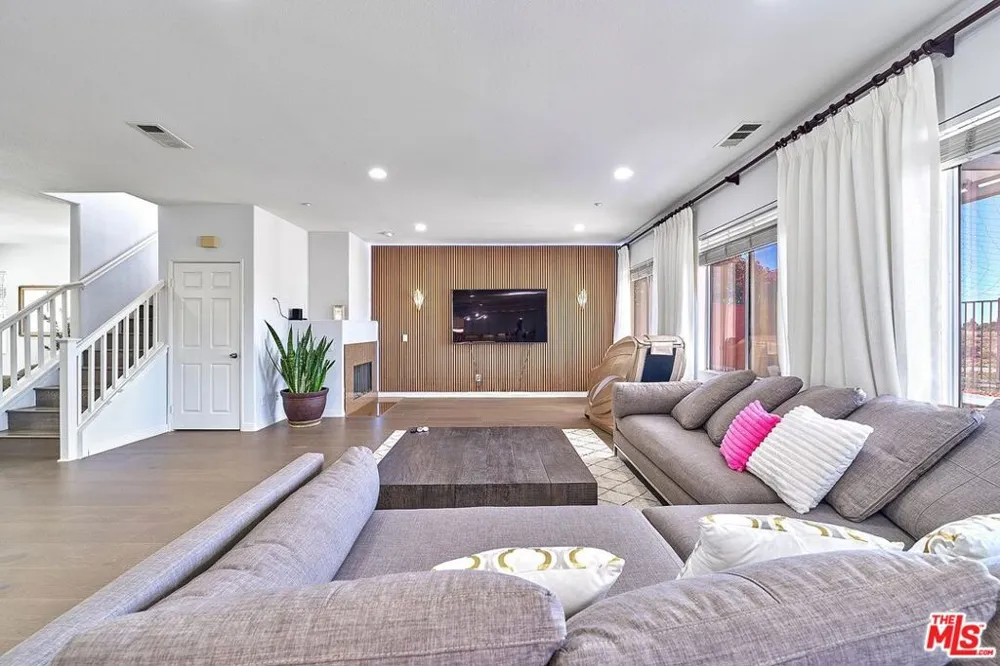 13033 Mesa Verde Way Los Angeles, CA 91342
