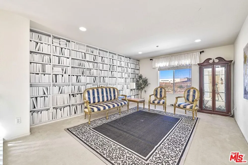 13033 Mesa Verde Way Los Angeles, CA 91342