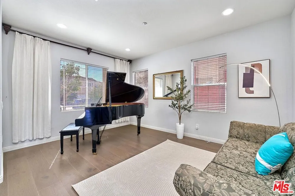 13033 Mesa Verde Way Los Angeles, CA 91342