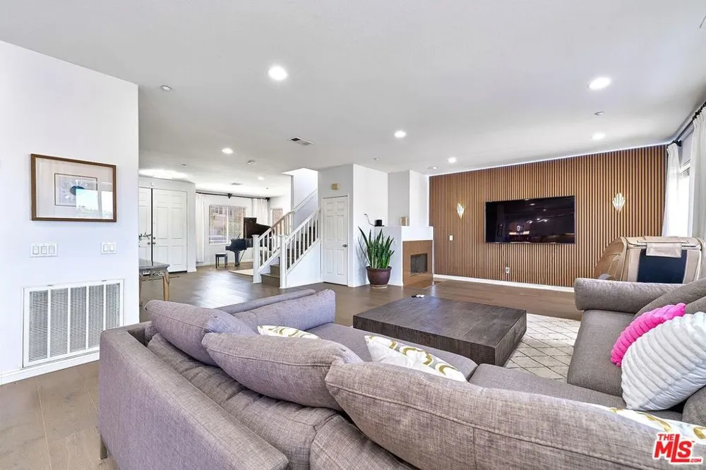 13033 Mesa Verde Way Los Angeles, CA 91342