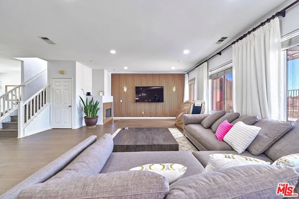 13033 Mesa Verde Way Los Angeles, CA 91342