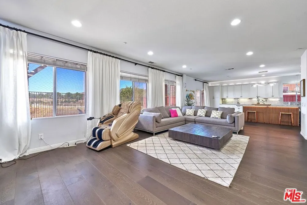 13033 Mesa Verde Way Los Angeles, CA 91342
